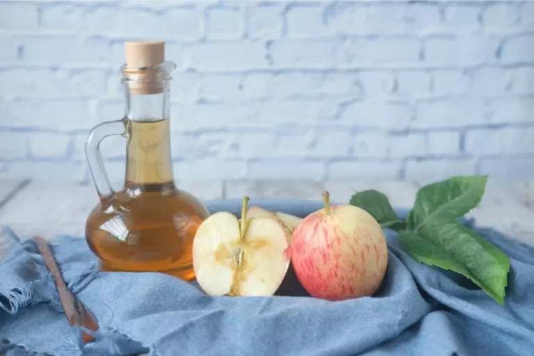 1 Astounding apple cider vinegar rinse to cleanse your hair